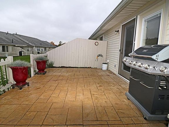 4th image of 385 Retreat Ln