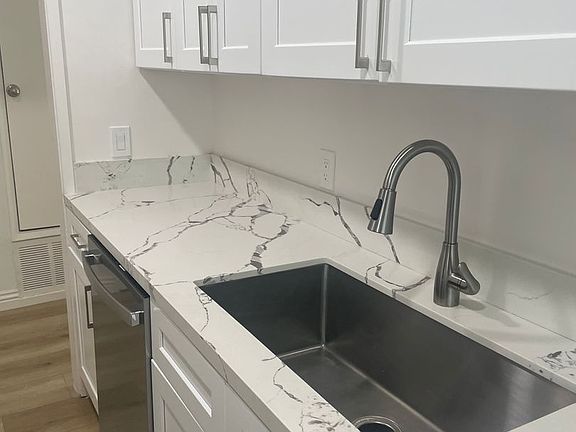 3rd image of 6151 Fountain Ave APT 4