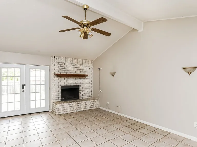 7404 Cheryl Ct — Photo 3