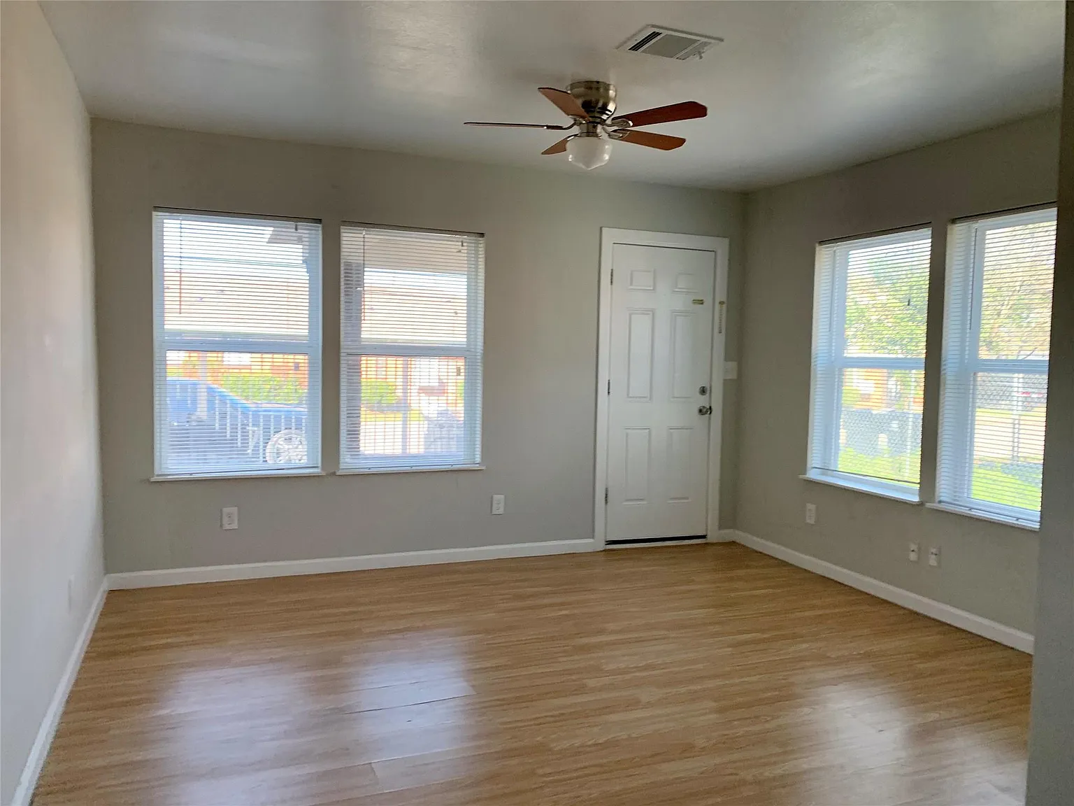 1 bed, 1.0 bath, 1218 sqft, $1,050 — Photo 3