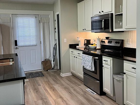 4th image of 815 Montrose Ave