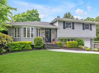 2 Oberlon Dr, Greenlawn, NY 11740