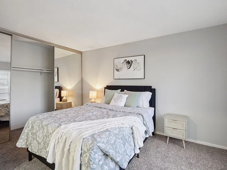 Hollyhills Apartments — Photo 19