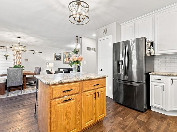 3rd image of 2230 Evergreen Dr