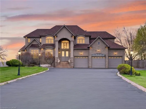 803 Ridge Rd, Hamilton, ON L8J 2Y3