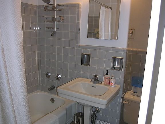 4th image of 225 Adams Street 8k #8K
