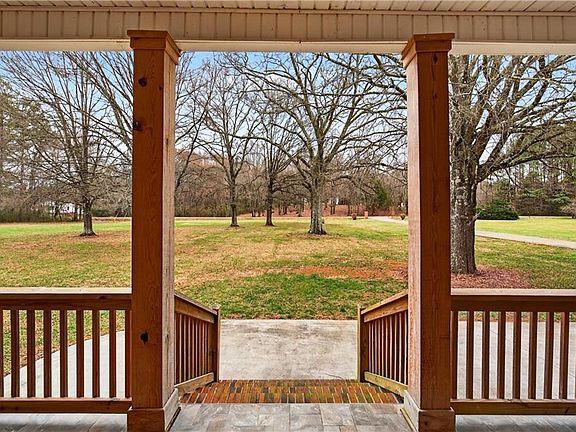 3rd image of 112 Mississippi Dr