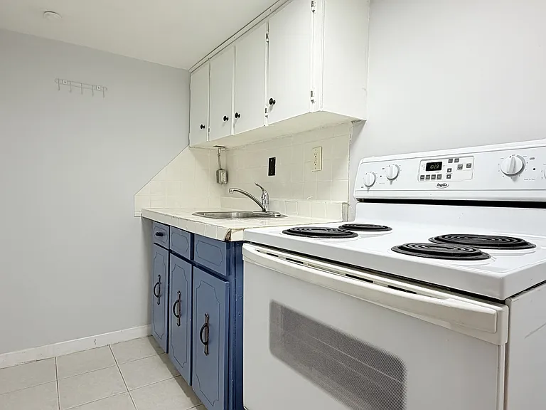1441 Wyandotte St E #14 — Photo 5