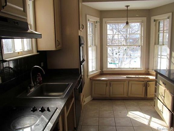 5th image of 371 McKinley Ave