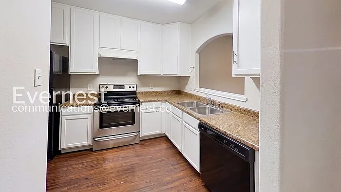 1011 Iola Dr — Photo 4