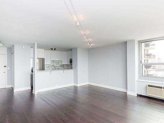 5th image of 1255 N Sandburg Ter Unit 1907