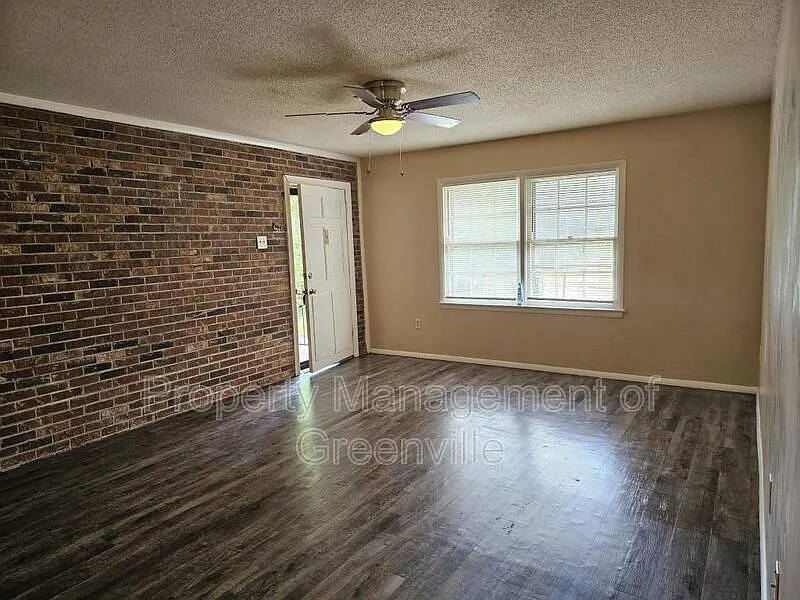 1 bed, 1.0 bath, 810 sqft, $799 — Photo 2