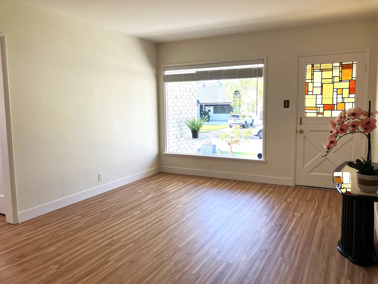 3 bed, 1098 sqft, $4,100 — Photo 2