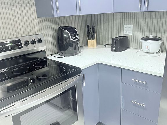 5th image of 404 Modest St