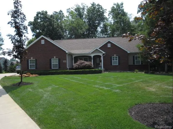 7876 Donegal Ct, Fenton, MI 48430