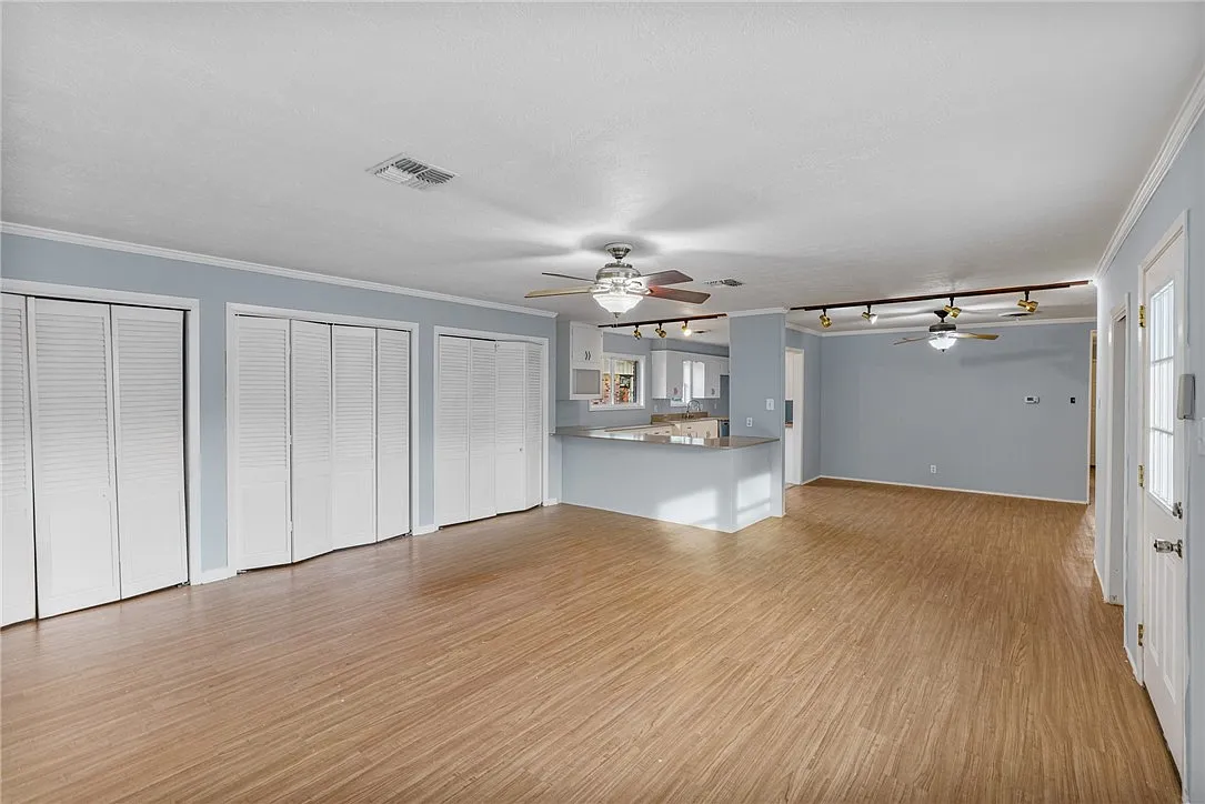 3 bed, 2.0 bath, 1992 sqft, $2,200 — Photo 4