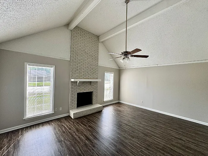 3 bed, 2.0 bath, 1441 sqft, $1,550 — Photo 2