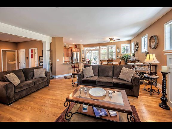 4th image of 1040 SE Creekside Dr