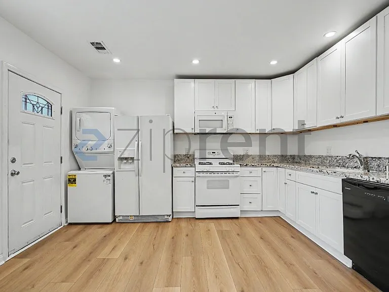 2039 Warren St — Photo 7