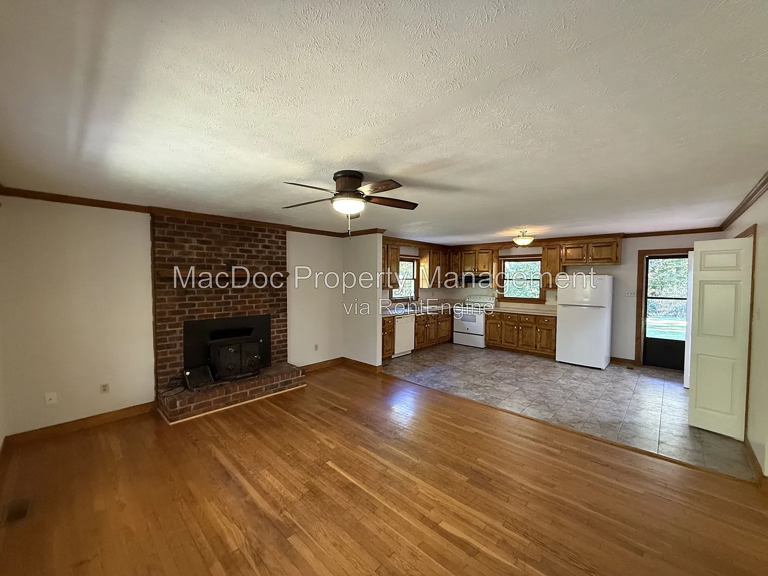 3 bed, 2.0 bath, 1196 sqft, $2,045 — Photo 3