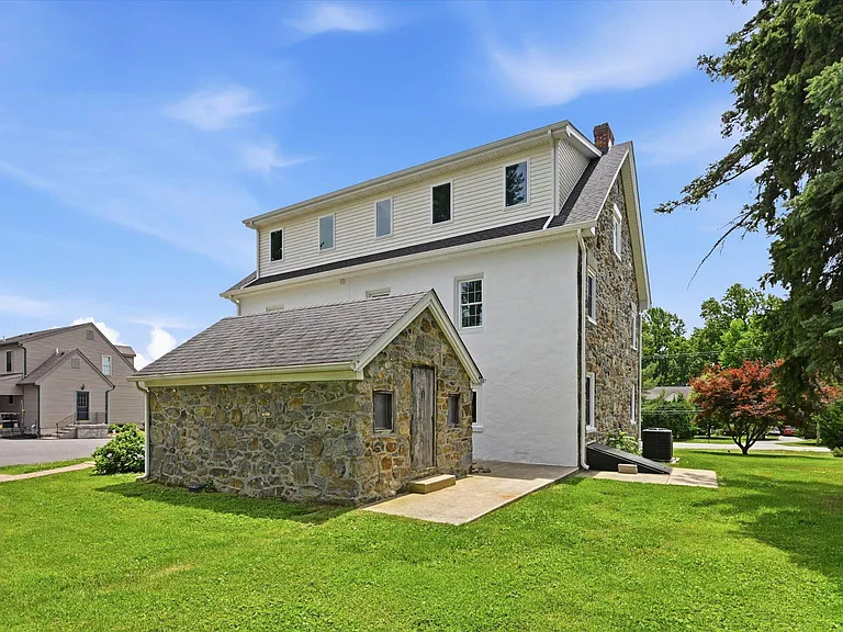 1512 Naamans Creek Rd — Photo 4