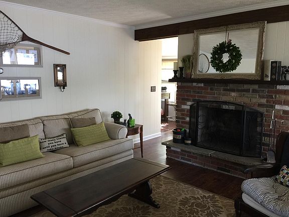 sitting area with fireplace