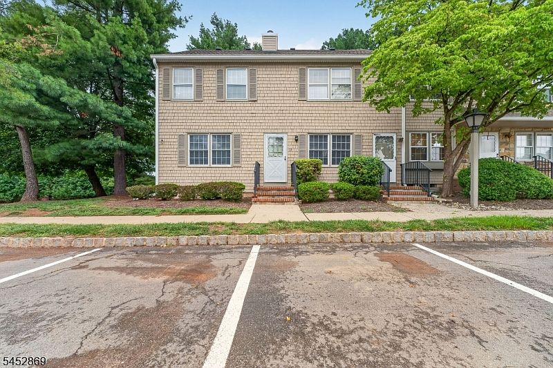 1st image of 52 Adams Ct