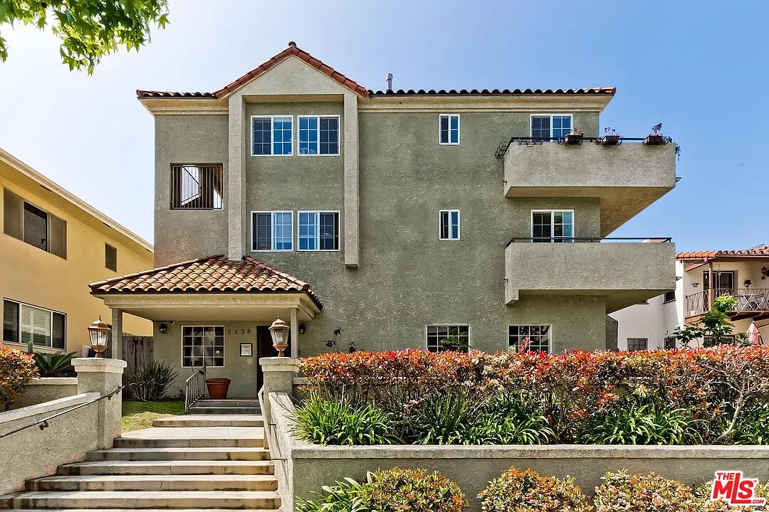 2 bed, 2.0 bath, 820 sqft, $3,600 — Photo 2