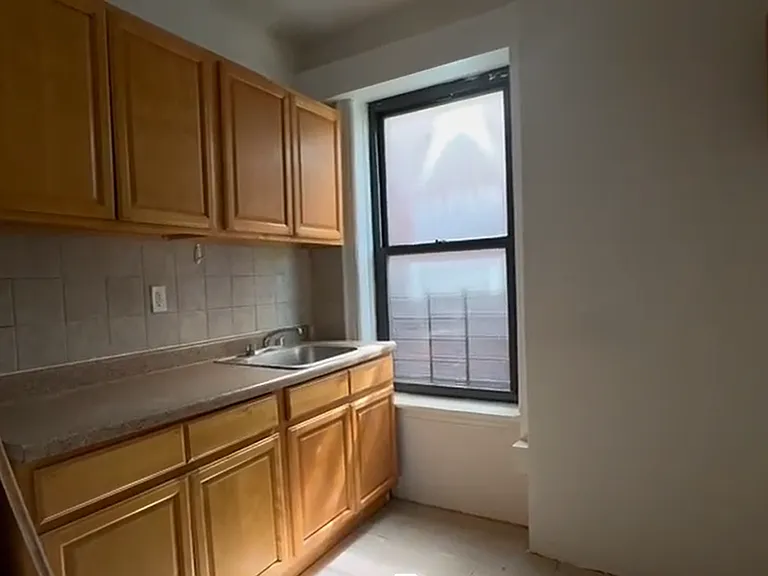 1372 Nelson Ave #5A — Photo 3