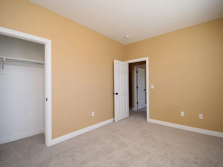913 W Delorean Ln — Photo 12