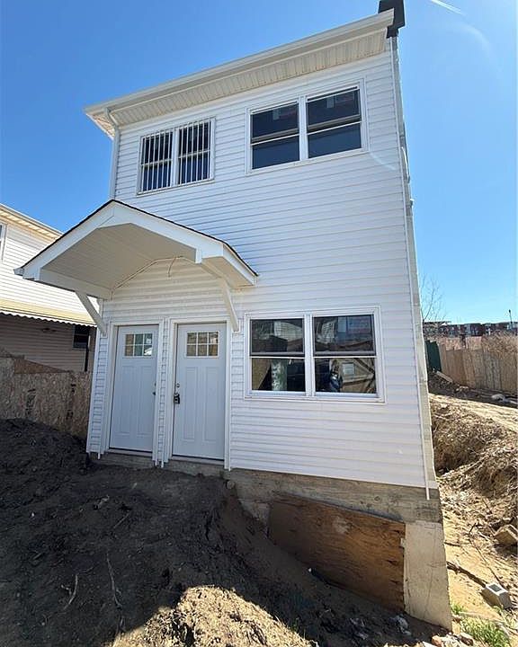 2nd image of 1472 Blake Ave