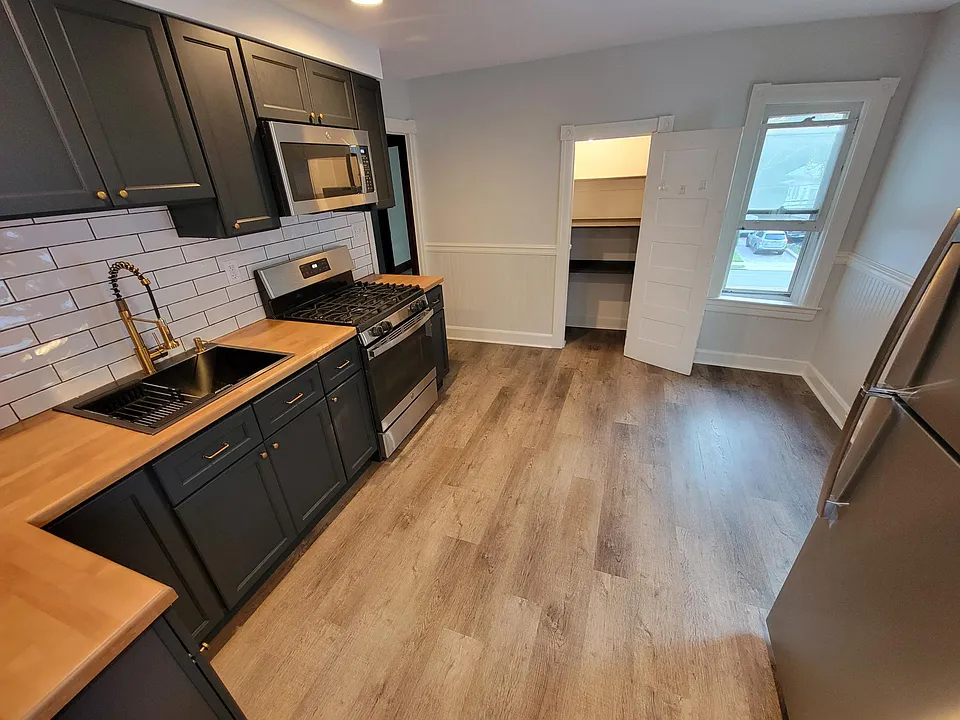 New and beautiful Eat in kitchen w pantry