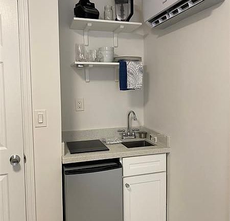 4th image of 2420 SW 11th St #B