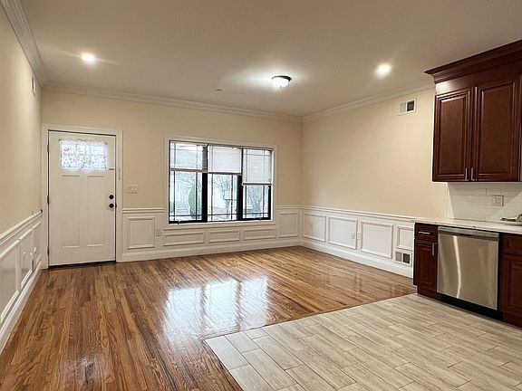 3rd image of 19 Waimer Pl #1