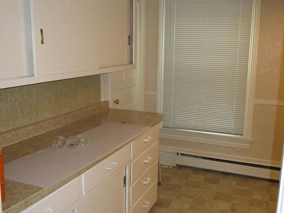 4th image of 212 Morton St E