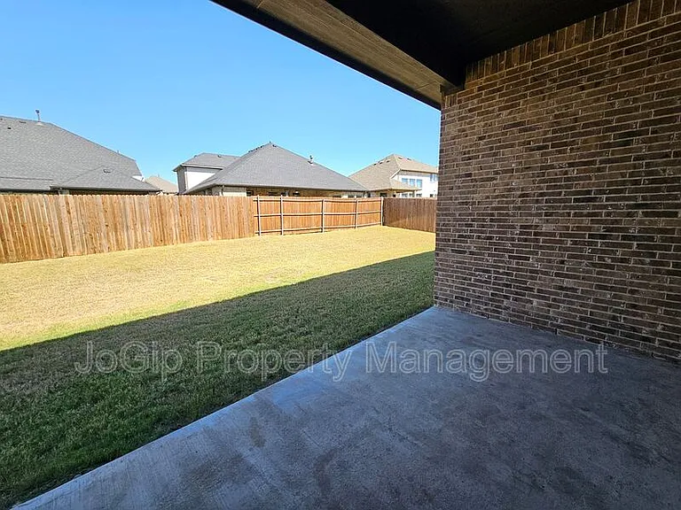 1740 Jamestown Dr — Photo 7