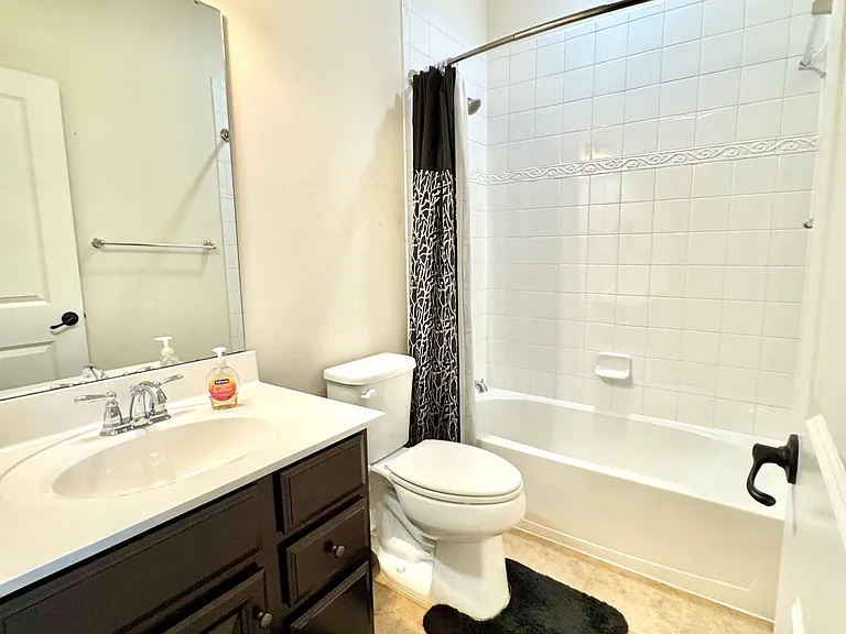 163 Moul Ave - Hall Full Bath