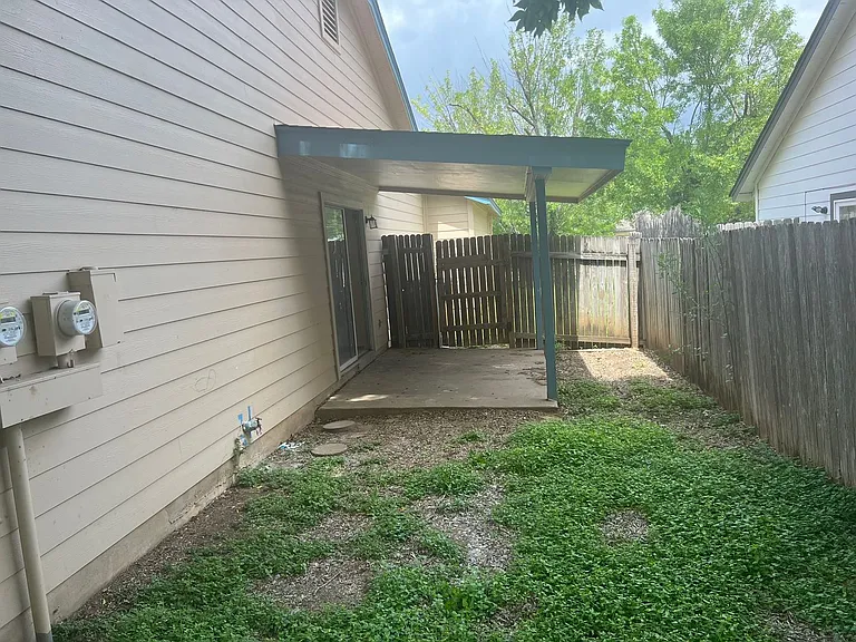 1911 Gracy Farms Ln — Photo 11
