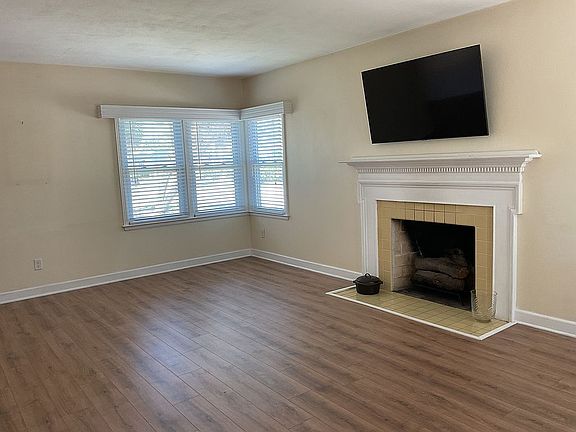 Living room
13' x 20'