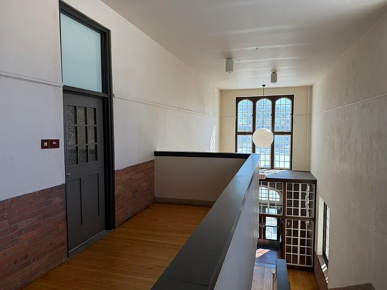 Lyon Apartments — Photo 19