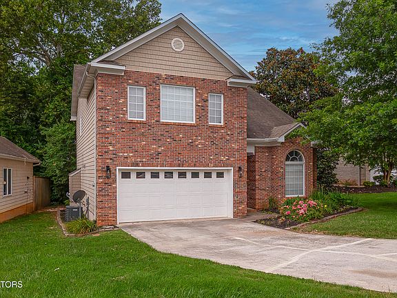 2nd image of 933 Gothic Manor Way
