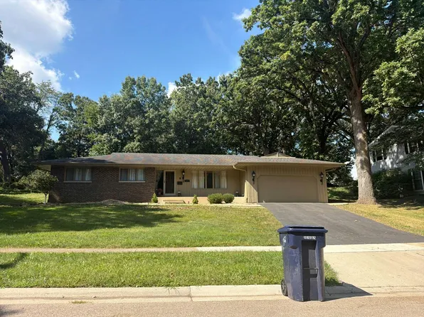 2211 Country Knoll Ln, Elgin, IL 60123