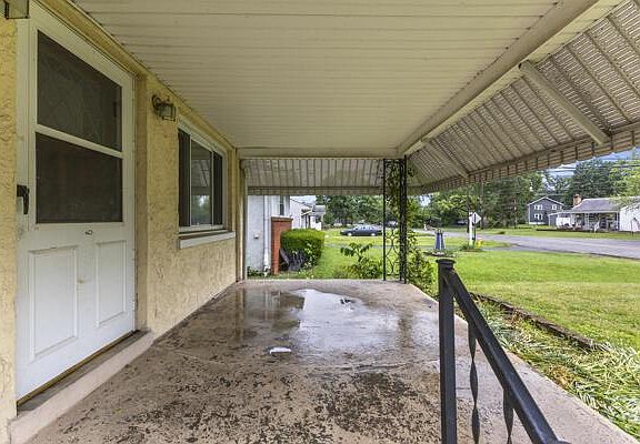 4th image of 1860 Rosemont Ave
