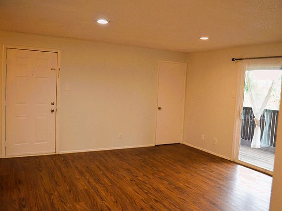 3rd image of 319 Linn Ave #319