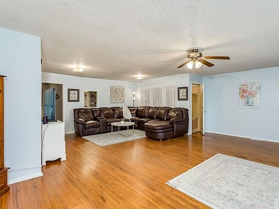3rd image of 1529 Eastgate Est