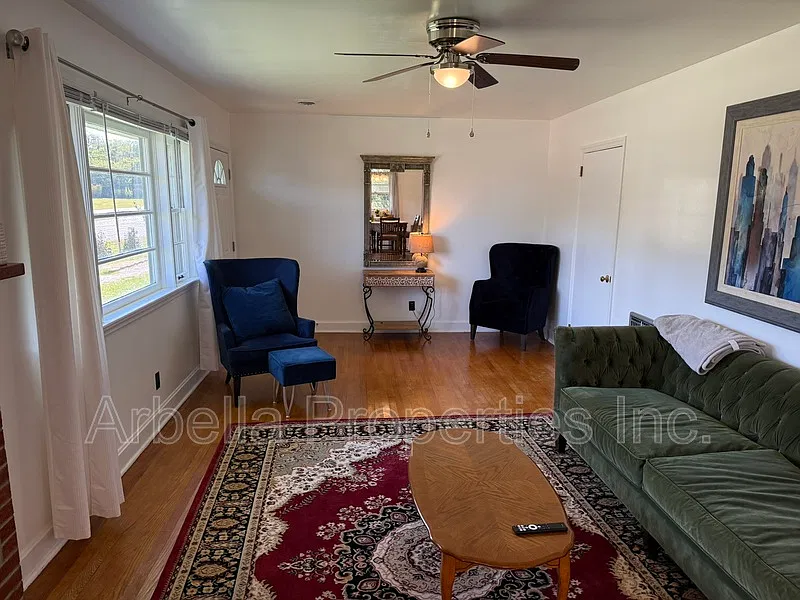 3 bed, 1.0 bath, 1228 sqft, $1,700 — Photo 4