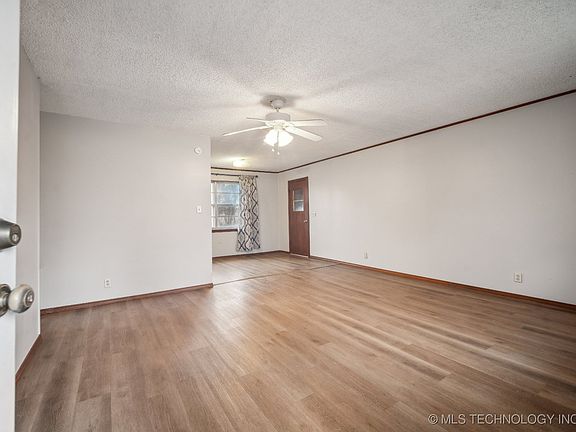4th image of 115 S Pecan St
