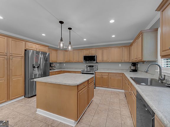 4th image of 946 Riverdale Rd