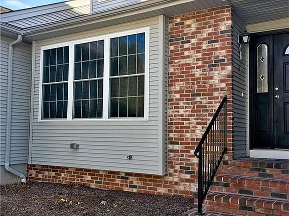 2nd image of 18 W Glen Ln