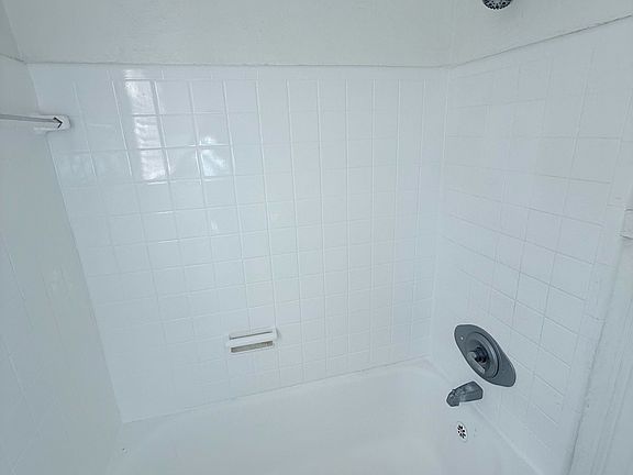 2nd image of 830 Lasalle St #914